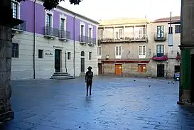 La estatua en dirección de salida del pazo