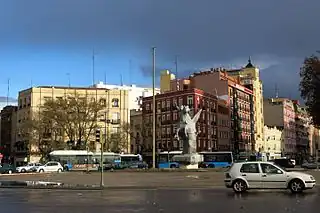 Plaza de Legazpi. Entre otras, las casas de la colonia de casas baratas Pico del Pañuelo, de Fernando de Escondrillas, 1927-1930. Arquitectura y ciudad.