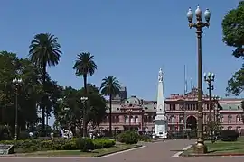 Plaza de Mayo con la Casa Rosada en su fondo, Monserrat.