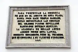 Placa en la fachada oeste en recuerdo de Murillo.