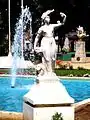 Escultura de mármol blanco ubicada en la Plaza de Armas de Angol.