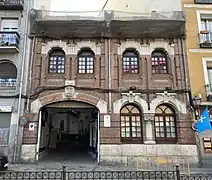 Departamento de Limpieza Urbana del Ayuntamiento, edificio construido en 1915 por el Jefe del Servicio de Limpiezas Antonio Arenas. Se puede observar el escudo de la ciudad.