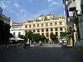 Plaza de la Contratación de Sevilla. Al fondo la sede de la Delegación del Gobierno de la Junta de Andalucía