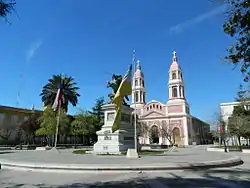 Plaza de los Héroes de Rancagua (Chile), con los edificios de la Gobernación, la Casa parroquial y la Catedral.