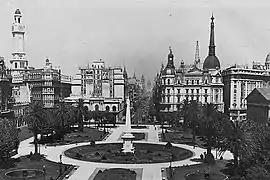 Plaza de Mayo con el palacio de fondo