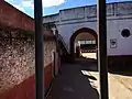 Patio, puerta de toriles (fondo) y acceso a corrales (izquierda).