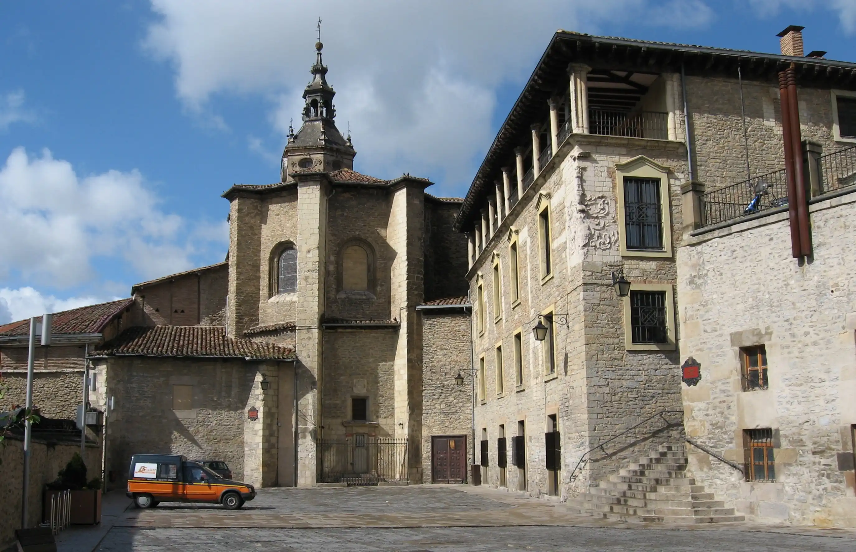 El palacio y la Iglesia de San Miguel.