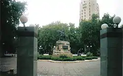 Sepulcro de J. E. Pedernera y la plaza que lleva su nombre