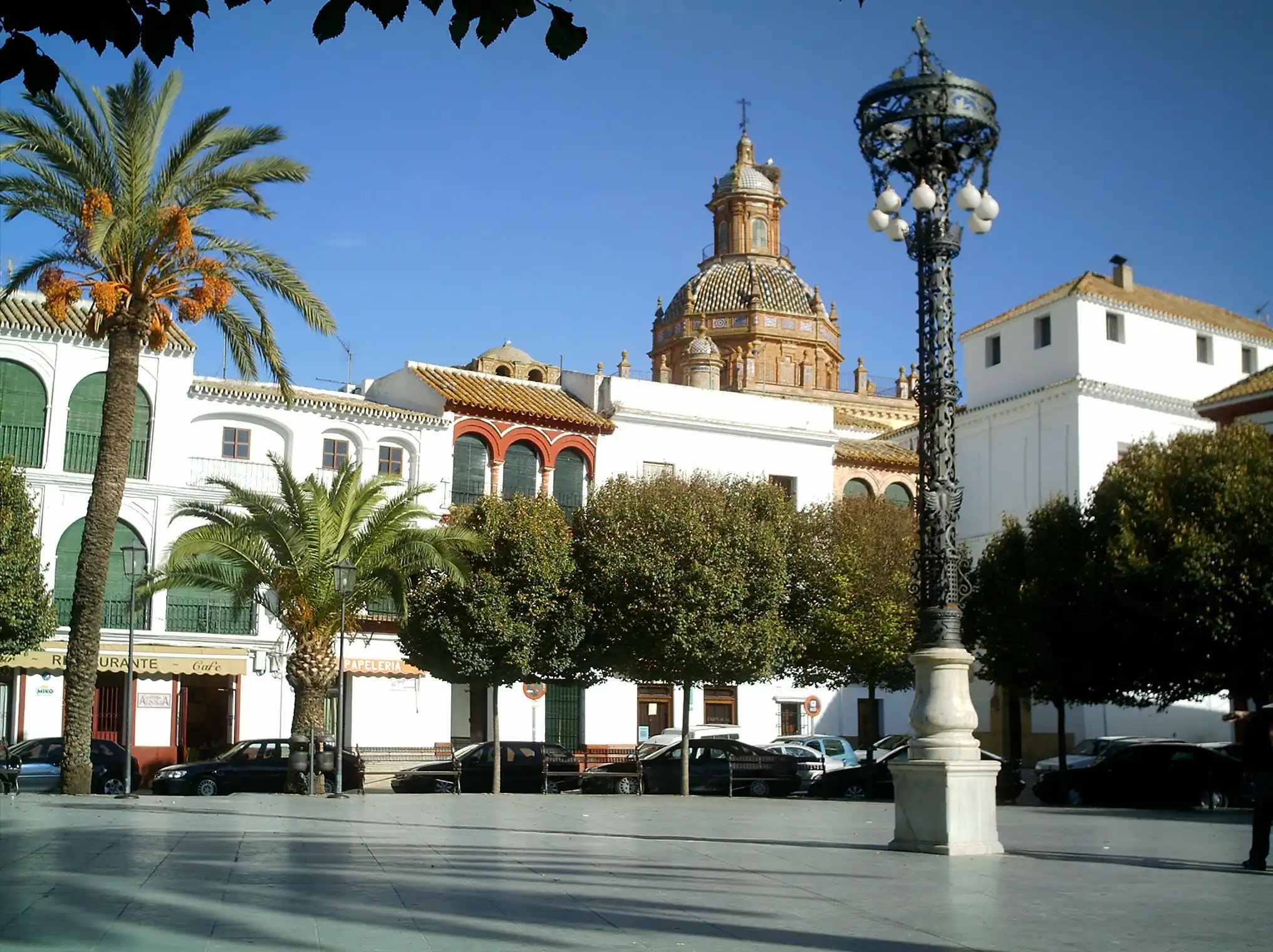 Plaza de Arriba y cúpula de la iglesia del Salvador.