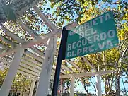 Glorieta del recuerdo Ci.Pre.Va. (Círculo de la Prensa Varelense), frente al busto anterior, a un costado de la misma hay placas con nombres de trabajadores de prensa locales fallecidos.