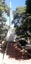 Monumento en homenaje a la declaración de ciudad al pueblo de Florencio Varela, frente a la Plaza San Juan Bautista.