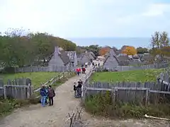 Vista desde la fortaleza de Plimoth Plantation; mirando hacia abajo se observa una recreación de Leyden Street, la primera calle en Plymouth.