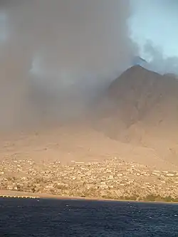 Vista de la ciudad abandonada y el volcán.