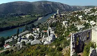 Pueblo histórico de Počitelj en el Neretva en el estilo otomano mediterráneo