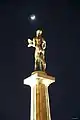 La Estatua del Pobednik por la noche con la Luna y la Osa Menor al fondo.