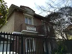 Detalle de una de las casas de la Población Empleados Públicos y Periodistas Chile-España construidas por Salvador Vásquez Constructora.