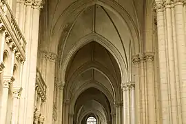 Interior de la catedral de Poitiers.