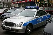 Mercedes-Benz adaptado como vehículo policial (Hamburgo, Alemania).