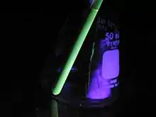 Una muestra de politiofenos en un tubo de RMN. Debido al alto grado de conjugación, la muestra emite fluorescencia bajo luz ultravioleta.