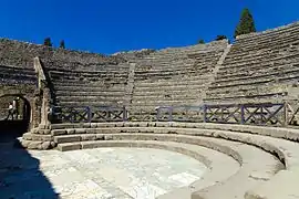 Detalle de la cávea y la orquesta, con su pavimento en mármol de colores.