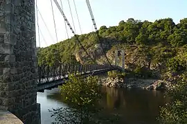 Puente colgante sobre el río Tardes.