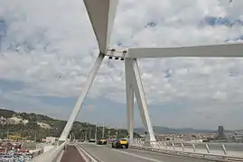 Detalle de las estructuras de acero que actúan de tirantes para aliviar los esfuerzos del tablero.