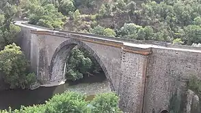 Puente de Vieille-Brioude sobre el río Allier (siglo XV) cuyo arco de 54,20 m de luz (hoy reconstruido con solo 45 m),  fue durante cuatro siglos la mayor bóveda de piedra existente.