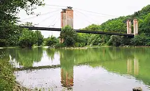 Puente colgante en Bourret