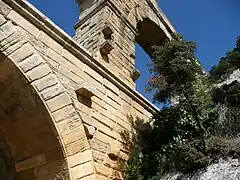 Mampostería del puente, mostrando los bloques de piedra que sobresalen que se utilizaron para apoyar el andamiaje durante la construcción del puente.