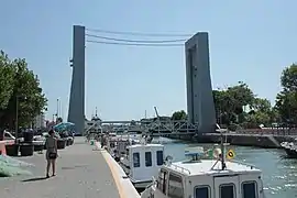 Vista general del puente desde aguas abajo.