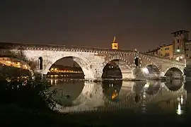 Puente de Piedra por la noche.