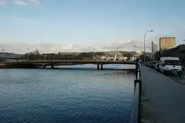 En primer plano el puente de Santiago y detrás el  puente de los Tirantes.