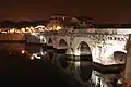 El puente iluminado de noche