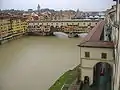 Vista superior del corredor, con el Ponte vecchio detrás.