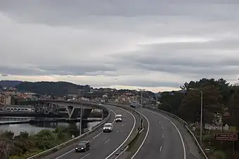 Vista del puente desde el norte en sentido sur con el letrero del nombre oficial