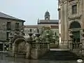 Atrio de la Iglesia de la Virgen Peregrina con vistas a la plaza