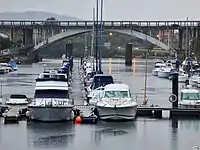 Barcos y puente de la Barca al fondo