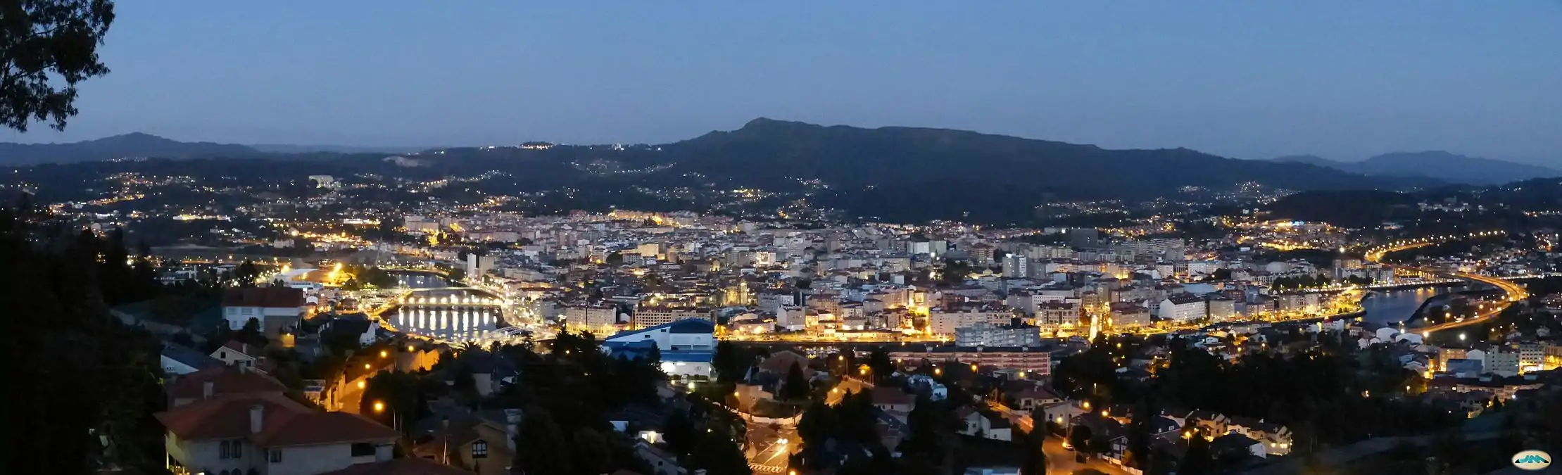 Vista parcial nocturna de la ciudad desde A Caeira