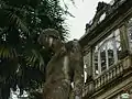 Escultura en el jardín.