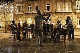 Monumento a la Tertulia frente al Café Moderno