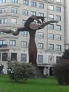 Monumento al árbol (1998) en la plaza de Barcelos de Pontevedra