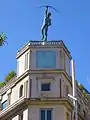 La estatua de Teucro coronando el edificio