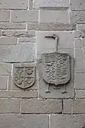 Escudos de armas de los Puga y de los García-Camba en la fachada