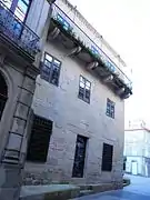 Lateral de la casa con el balcón del segundo piso