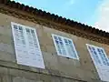 Decoración renacentista de bolas en la parte superior de una de las fachadas