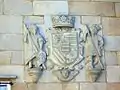 Escudo con tenantes del Pazo del Marqués de Aranda