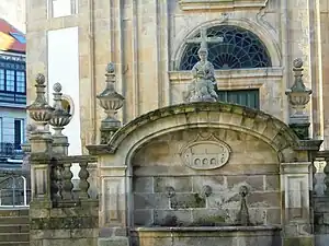 Fuente a la entrada de la iglesia