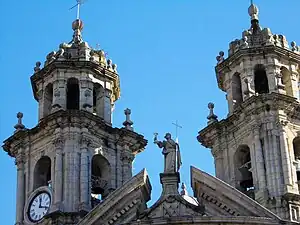 Figura de la Fe en el centro del frontón partido y de las torres gemelas