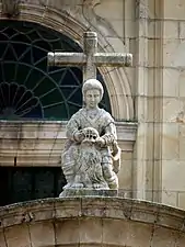 Estatua de Teucro en el atrio de la Iglesia de la Virgen Peregrina