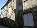 Fachada principal medianera con la casa vecina